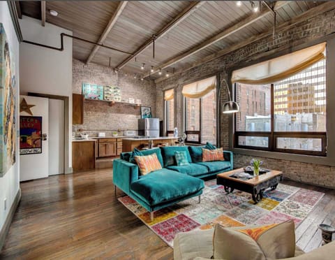 City Loft Penthouse – Spacious Living Area with Fireplace & Printers Alley Views
