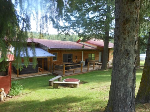 The 'Roost' deck w/private hot tub
