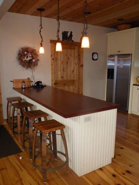 Breakfast Bar - Seats 4