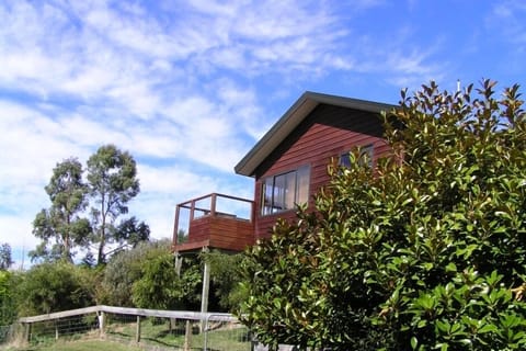 Kowhai Cottage is set in 1 acre of gardens