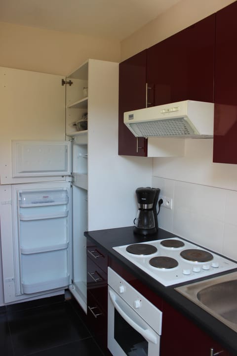 Kitchen with fridge and freezer, 4 electric cooking plates and oven
