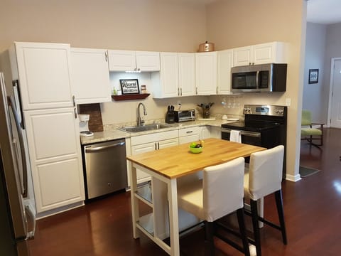 PREPARE YOUR FAVORITE FOODS IN THIS FULLY STOCKED, UPGRADED KITCHEN...🍽🍔🌭🥫🍽