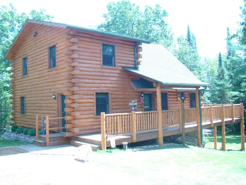 Cabin view from the driveway.