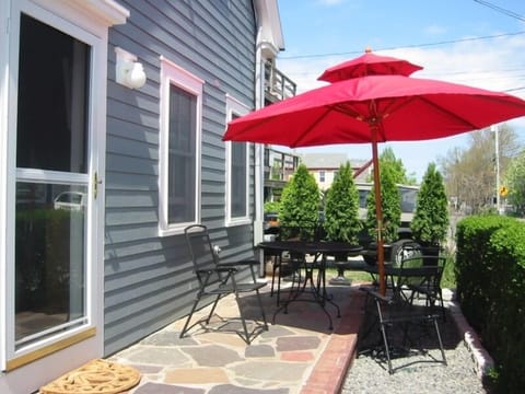 Nice patio With 6 chairs with parking for you next to the condo
