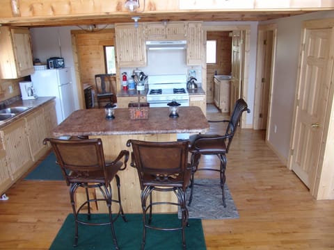 Breakfast bar & kitchen