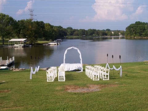 Romantic Setting for Lakeside Wedding