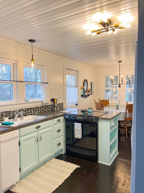 Kitchen/dining with access to deck