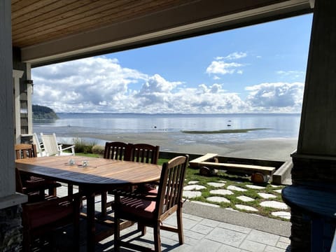 Al fresco at low tide
