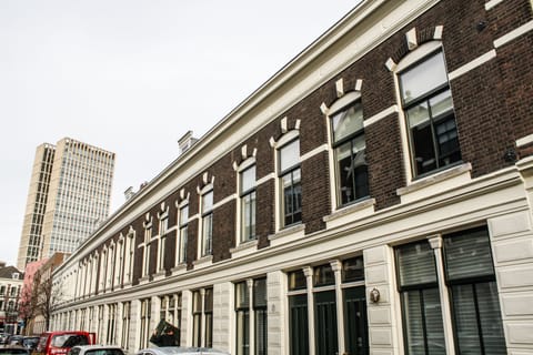 Entrance (protected 19th century facades)