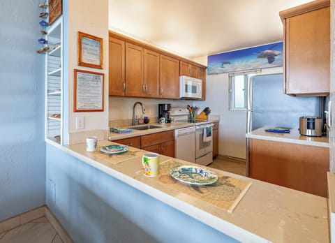 Breakfast bar and full kitchen