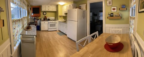 Full size kitchen, new stove, large frig