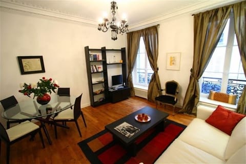 the chic and welcoming living room