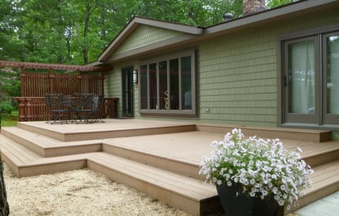 Relax on the deck and enjoy the lake , sunshine... and privacy!