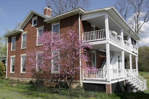 separate entrance to suite via upstairs back porch