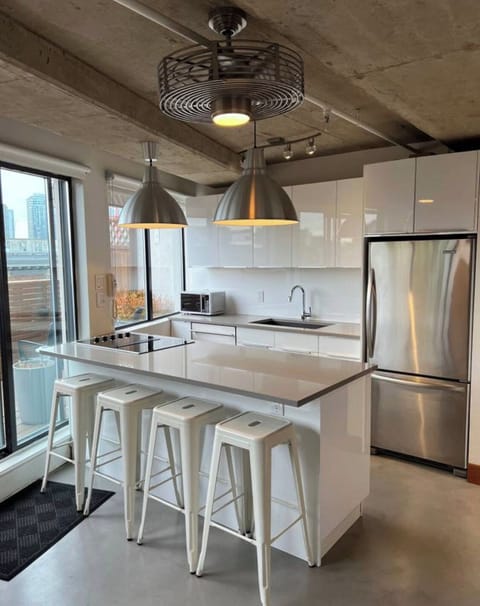 Spacious, modern, fully equipped kitchen with top of the line appliances