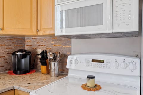 Keriug and conventional coffee makers, Full size oven/range and microwave