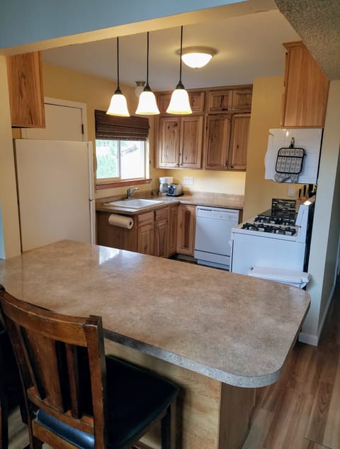 Fully equipped kitchen, includes dishwasher.