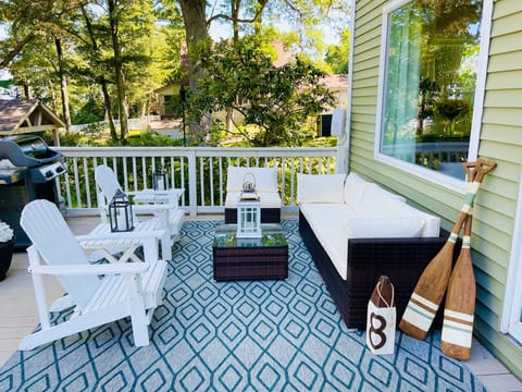 An abundance of Cozy-Seating with beautiful views of the lake