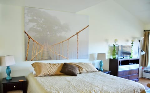 Brand New Remodel, King Bed, Modern Decor and Furniture. Seaside Theme