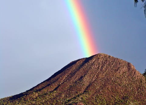 Experience the breathtaking beauty of the desert at Casa Entrada de los Montanas