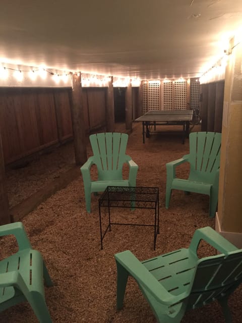 Hang out under House on rainy nights