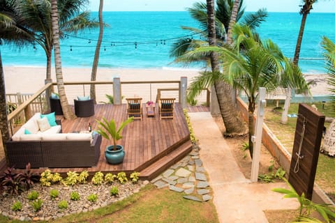 The famous - and aptly named - Sandy Beach and the beautiful blue waters beyond!