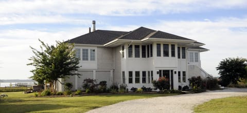 Chincoteague. Quiet location, beautiful waterfront home facing Oyster Bay