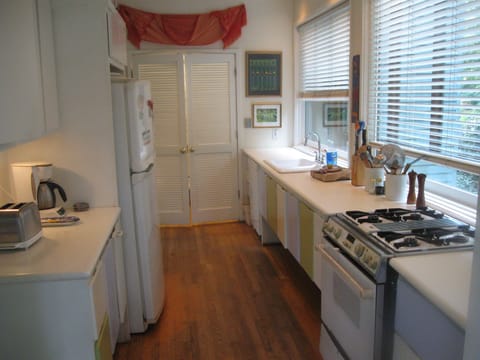 Easy to use kitchen, all appliances, and large walk in pantry, sunny