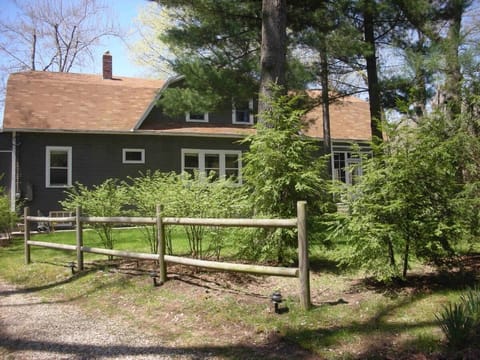 Street View of the 
Amorini House. @nd driveway has large found about. 