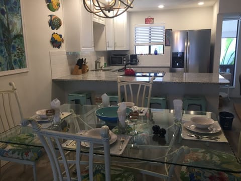 4 can eat comfortably or 6 with a little squeezing