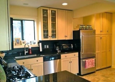 Fully furnished kitchen with bar space