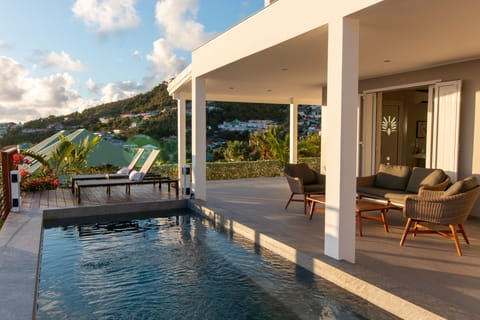 23 ft / 7m pool w/ in-water bench.  Wrap-around terrace.