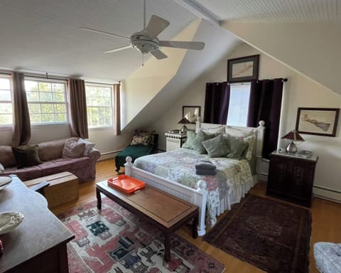 Primary bedroom - 2nd floor
Queen bed, private bathroom.