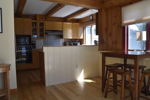 Kitchen complete with good knives, cutlery, dishes, glasses, coffee maker, etc