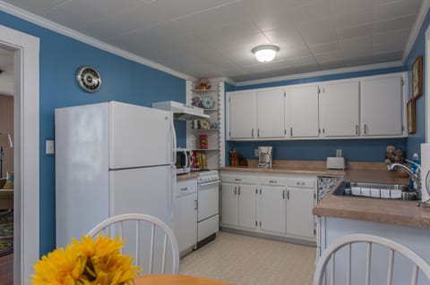 KITCHEN - Fully stocked with cookware, food processor, blender, can opener.