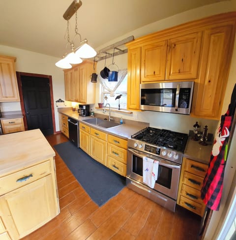 Nice kitchen appliances - you will have the things you need to cook!