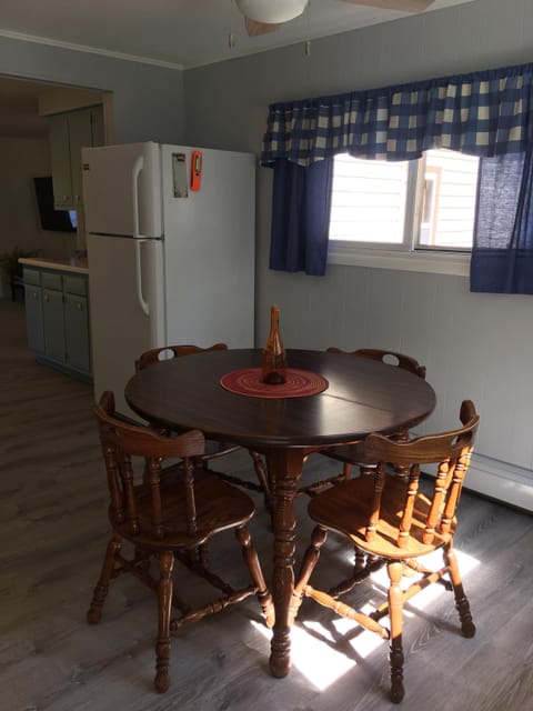 Kitchen table (expands to fit 6)