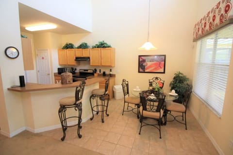 Breakfast bar and eating nook