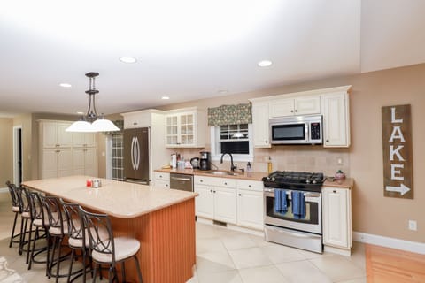 Beautiful fully stocked kitchen w/ stainless steel appliances & plenty of space