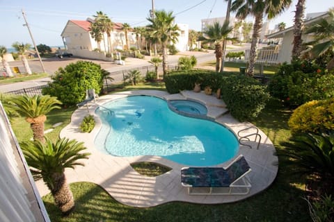 Pool/Jacuzzi Inviting for relaxation just across the street from the beach!!
