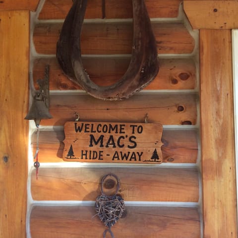 Howdy and Welcome to our log home cabin! 
Mac & Family ❤️🌊🌈🌲🦌
