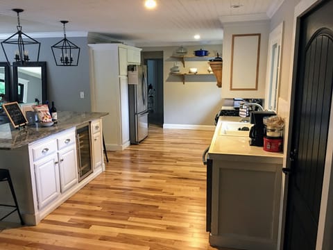 Open kitchen layout, great for entertaining 
