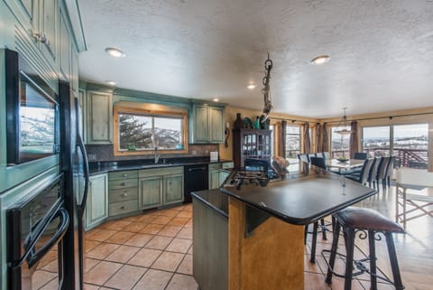 Spacious chef's kitchen - bar seats 4-6 - panoramic mountain views!