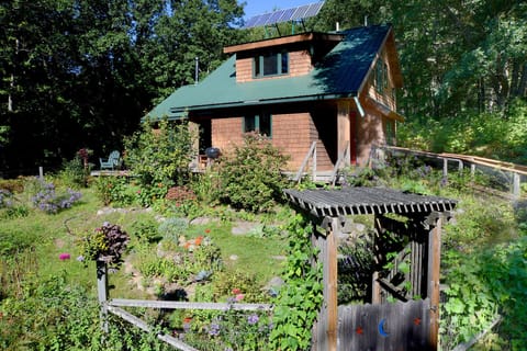 Welcome to Hughthir's Artist Retreat!
Photo by John Finn, 2015