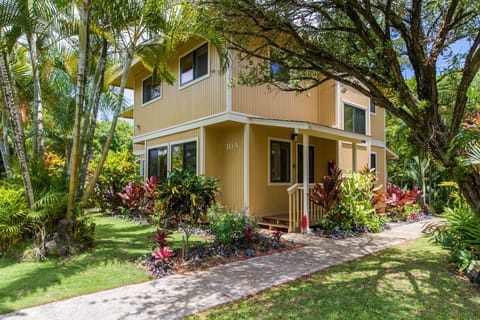 Front lanai, entrance and yard