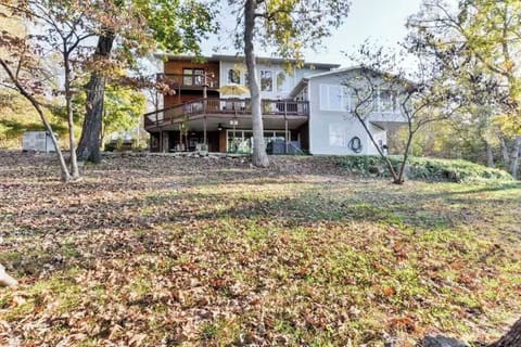 Backside of Newton Lake Lodge