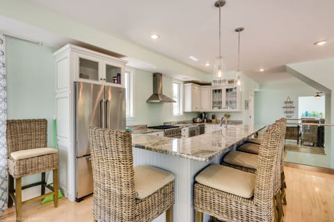 Large island with seating for 5-6 - stocked kitchen w/ Viking appliances