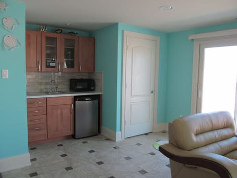 Ground floor wet bar