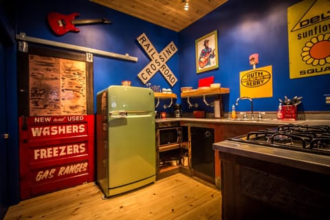 Kitchen details: stovetop,oven,dishwasher, microwave,toaster,
coffee maker,frig