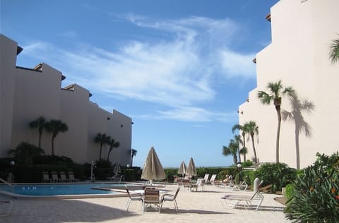 Siesta Breakers Pool